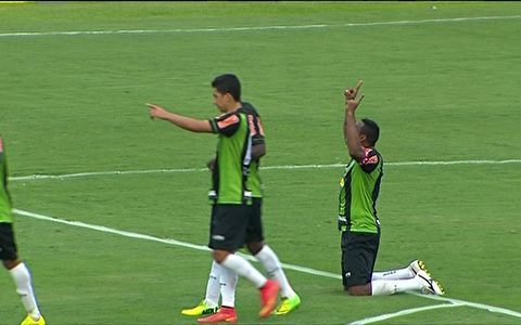 Jogadores do América Mineiro comemoram gol no Serra Dourada