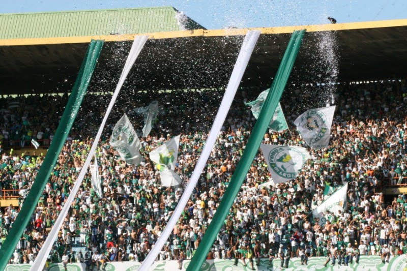 Torcida do Goiás na arquibancada do Serra Dourada