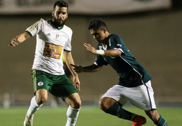 Jogadores em lance do jogo entre Goiás e Palmeiras