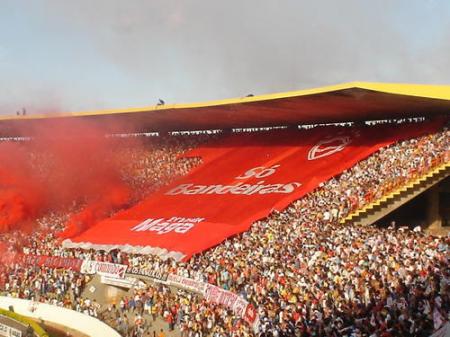 Torcida do Vila faz festa na arquibancada do Serra Dourada