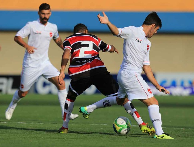 Lance de jogo entre Vila Nova e Santa Cruz no Serra Dourada