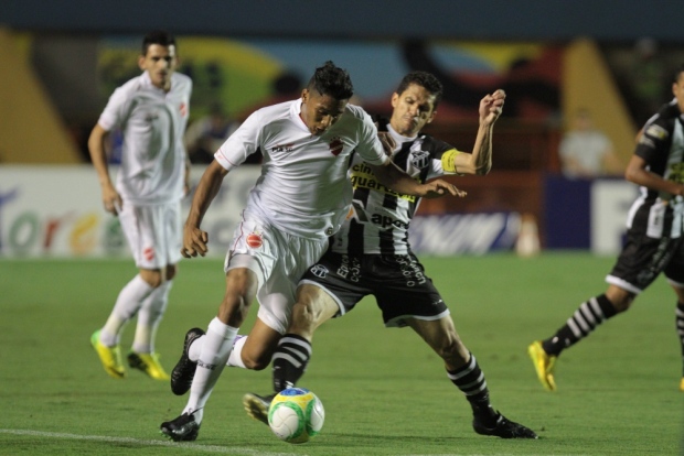 Lance do jogo entre Vila e Ceará no Serra Dourada