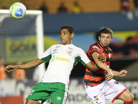 Diogo Campos, do Atlético, luta pela bola em jogo contra Luverdense