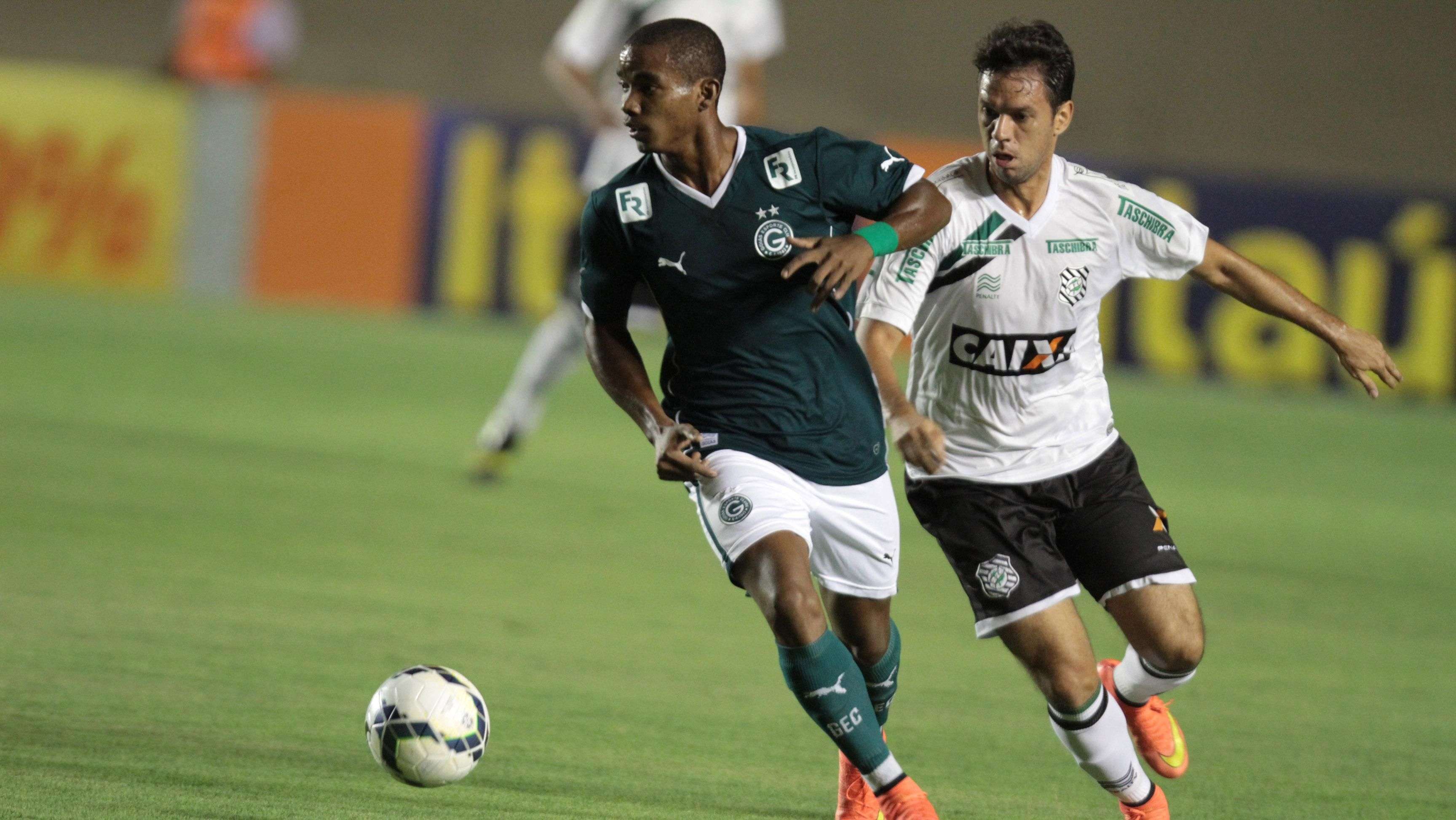Lance da partida entre Goiás e Figueirense no Estádio Serra Dourada