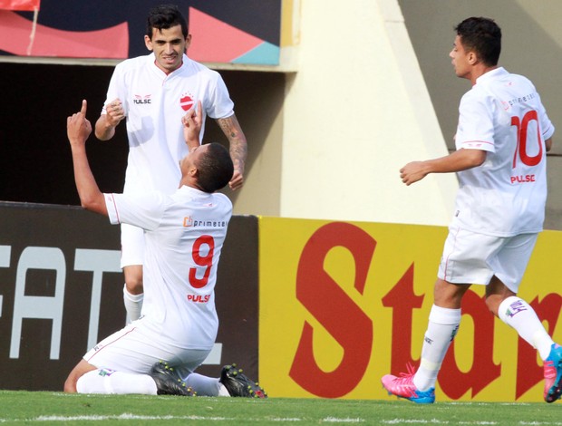 Jogadores do Vila comemoram gol no Serra Dourada