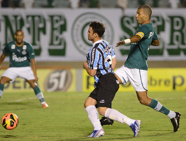 Volante Amaral, capitão do Goiás, enfrenta jogador do Grêmio no Serra Dourada