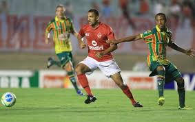 Jogadores de Vila Nova e Sampaio Correa disputam bola no Serra Dourada
