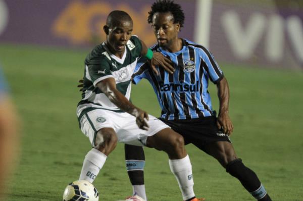 Thiago mendes protege a bola contra o gremista Zé Roberto no Serra Dourada