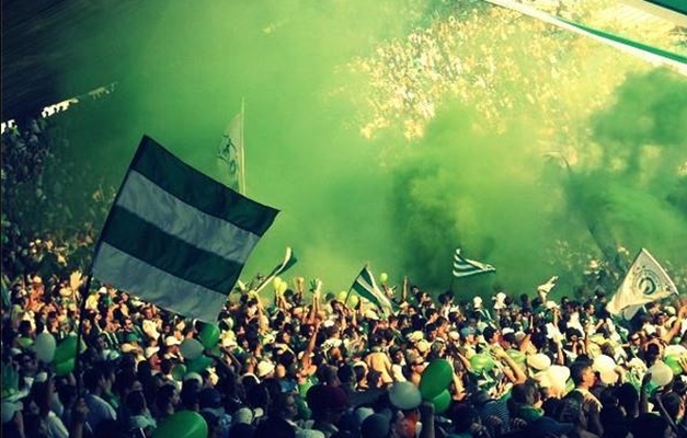 Torcida do Goiás faz festa no Serra Dourada