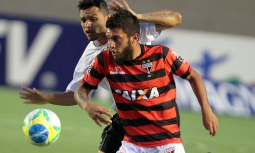 Primão, do Atlético, luta por posse de bola com atleta do Bragantino