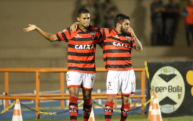 Jogadores do Atlético comemoram outro gol do time no Serra Dourada