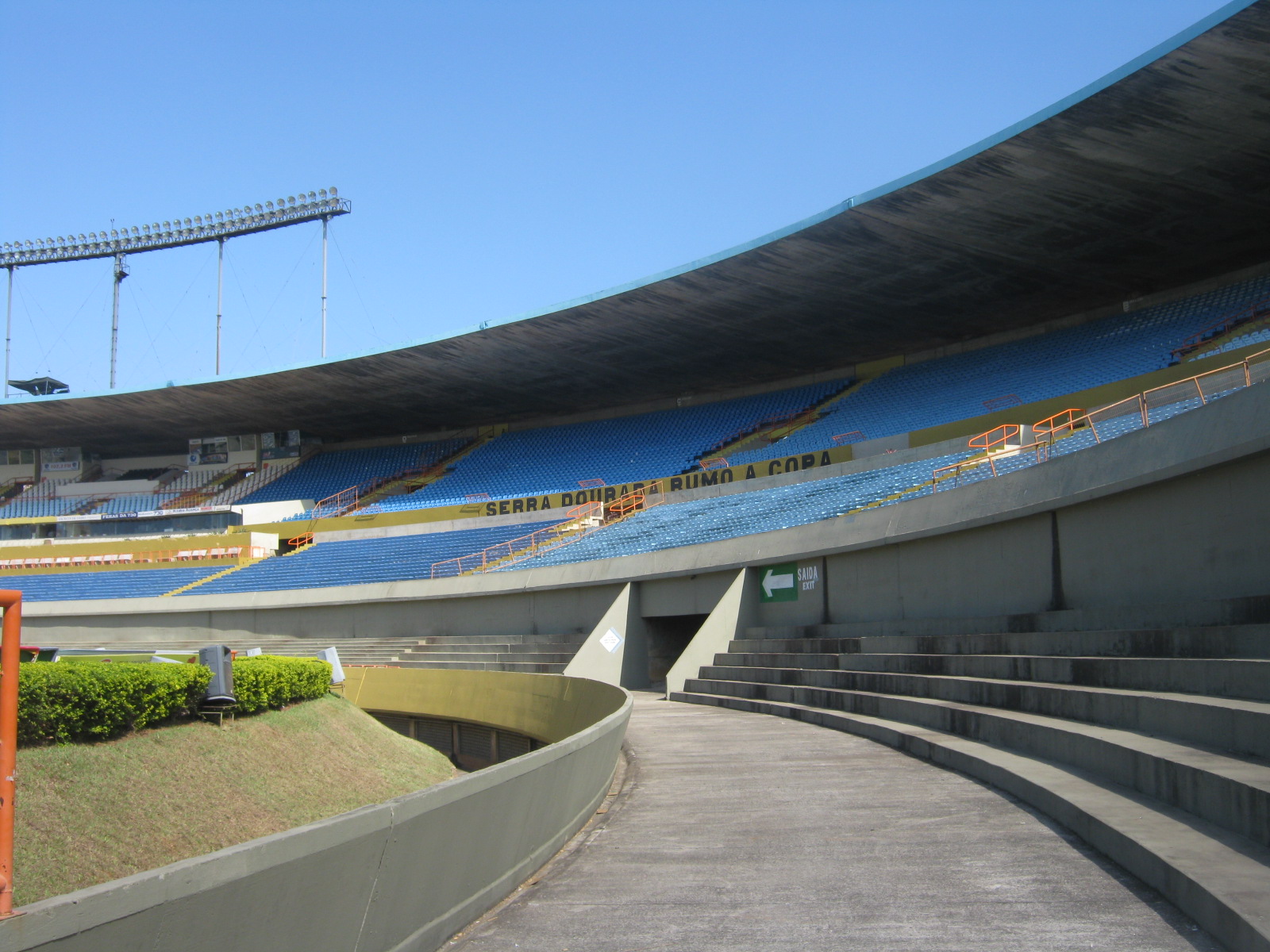 Vista de parte da Geral e das Cadeiras no Estádio Serra Dourada