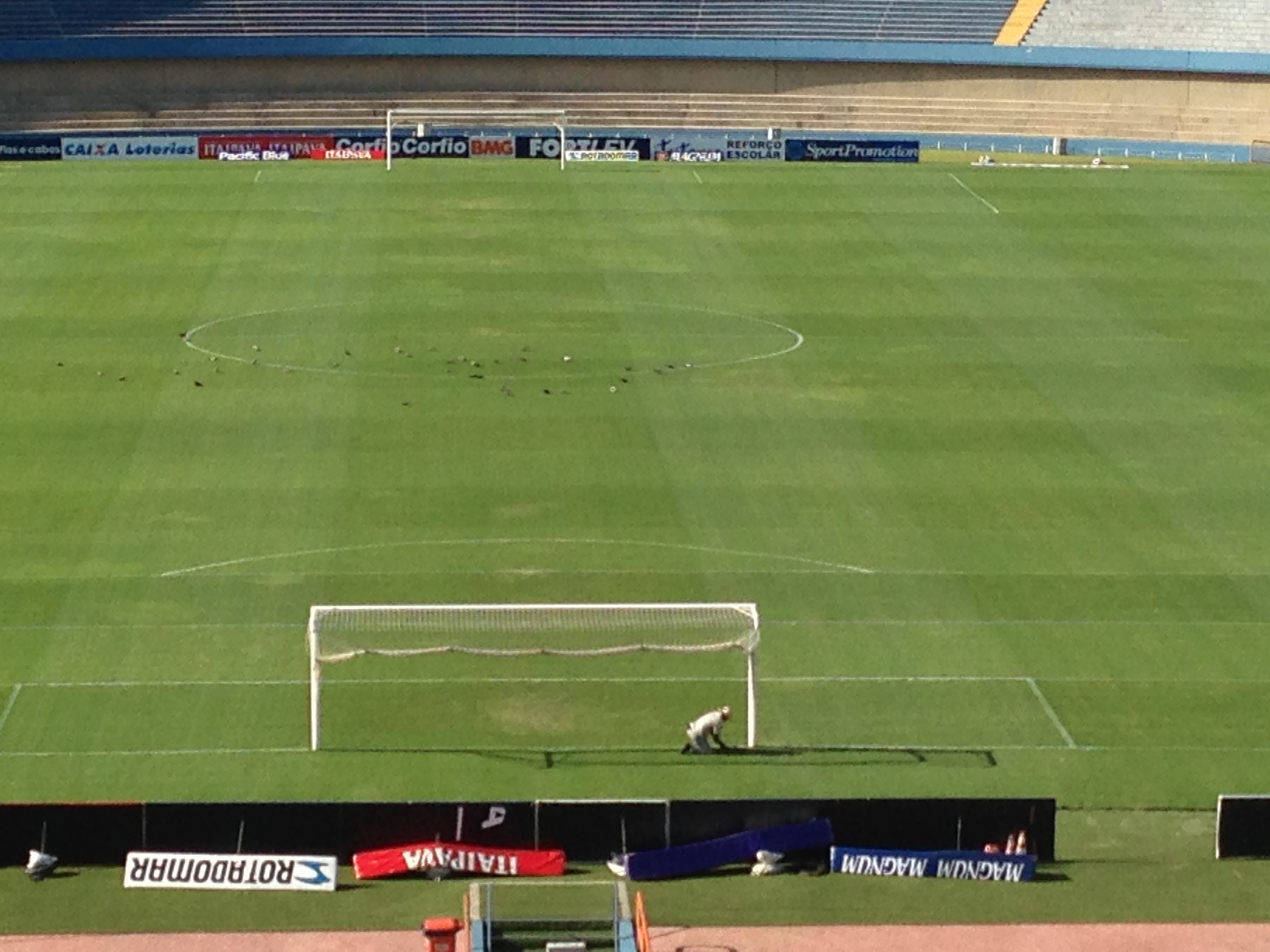 Funcionário prepara o gramado do Serra Dourada para jogo do Vila Nova contra ABC