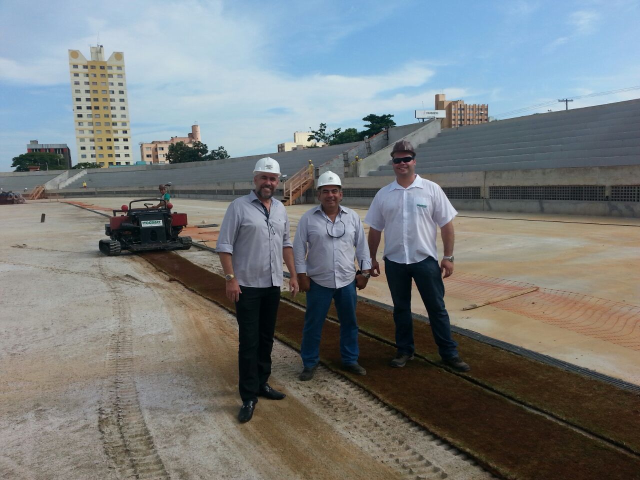 Itamir Campos, da Agetop, supervisiona a colocação do gramado no novo Estádio Olímpico