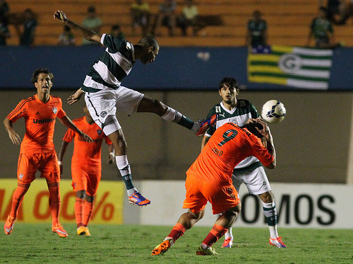 Thiago Mendes, do Goiás, ganha pelo alto do centroavante Fred, do Fluminense