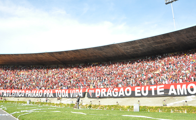 Galera do Atlético ocupa arquibancada do Serra Dourada