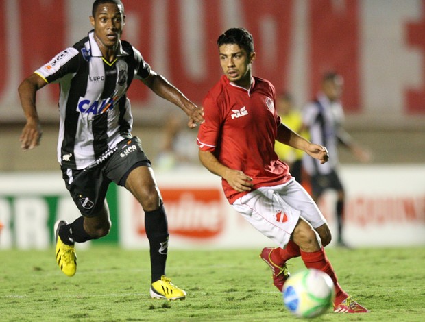 Jogador do Vila Nova protege bola contra rival do ABC