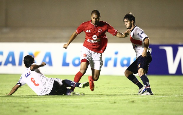 Vilanovense Christiano luta contra dois jogadores do Paraná