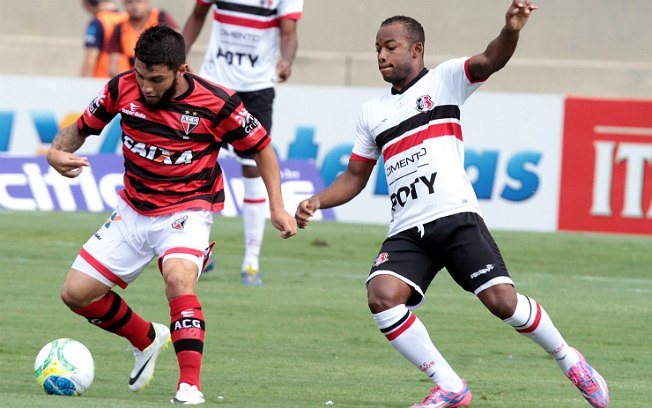 Primão, jogador do Atlético, protege bola diante de adversário do Santa Cruz, no Serra Dourada