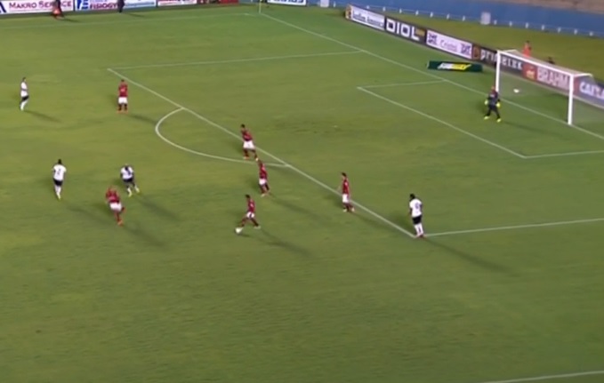 Lance do jogo entre Atlético e Caldas Novas no Serra Dourada