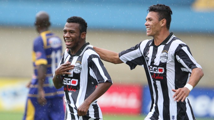 Atacante Marcinho (E) comemora gol pelo Goiânia contra o Iporá, no Serra Dourada