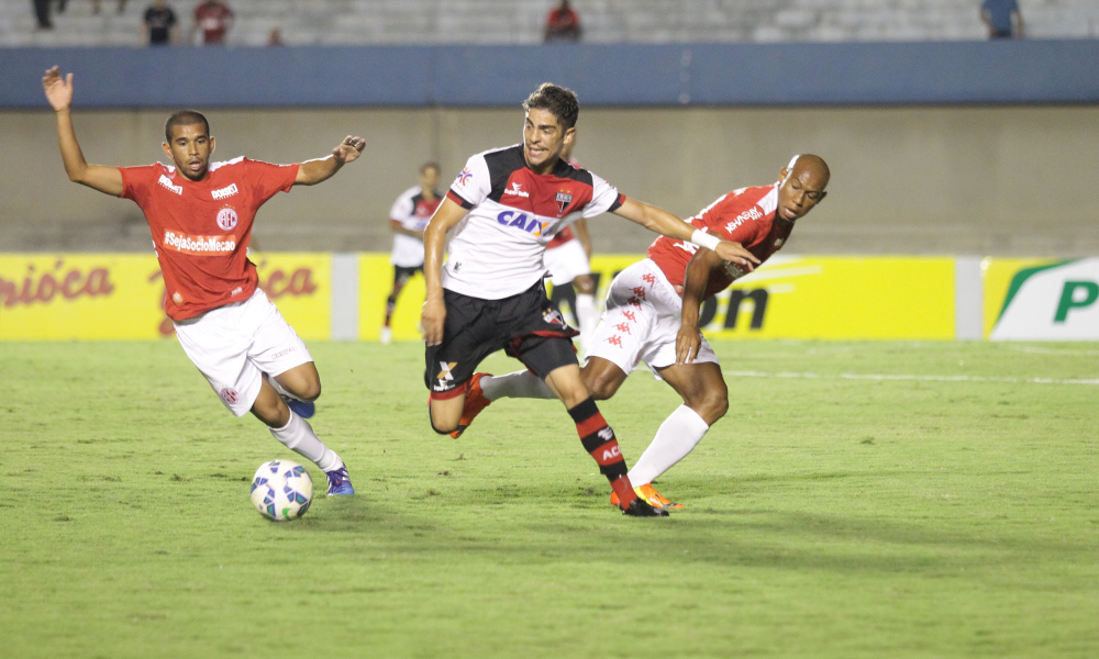 Lance do jogo entre Atlético e América (RN) no Serra Dourada