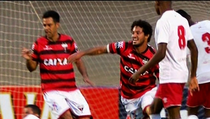 Centroavante Arthur, do Atlético, comemora seu gol contra o Náutico no Serra Dourada