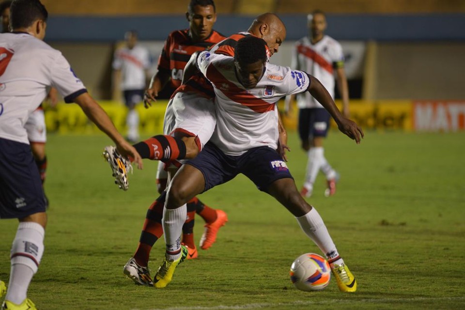 Lance do jogo entre Atlético e Parana no Serra Dourada