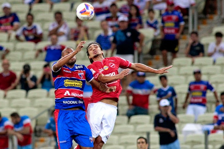 Lance do jogo entre Fortaleza e Vila no Ceará