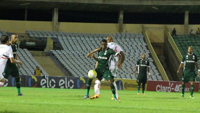 Lance do jogo de ida entre River e Goiás pela Copa do Brasil 2016