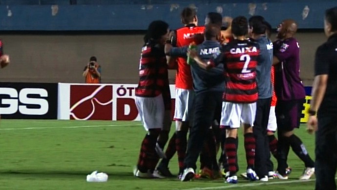 Jogadores do Atlético comemoram gol da vitória sobre o Brasil (RS)