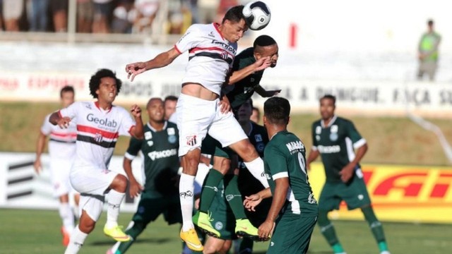 Lance do jogo entre Anápolis e Goiás no Jonas Duarte - decisão 2016