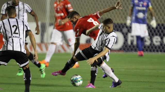 Lance da vitória do Vila sobre o Bragantino por 3 a 1, no Serra Dourada