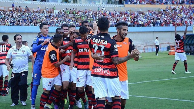 Jogadores atleticanos comemoram gol contra o Goiás no Serra Dourada