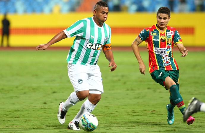 Walter conduz bola contra Sampaio Corrêa no Olímpico