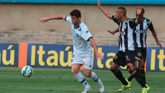 Lance de Goiás e Figueirense no Serra Dourada - arquivo