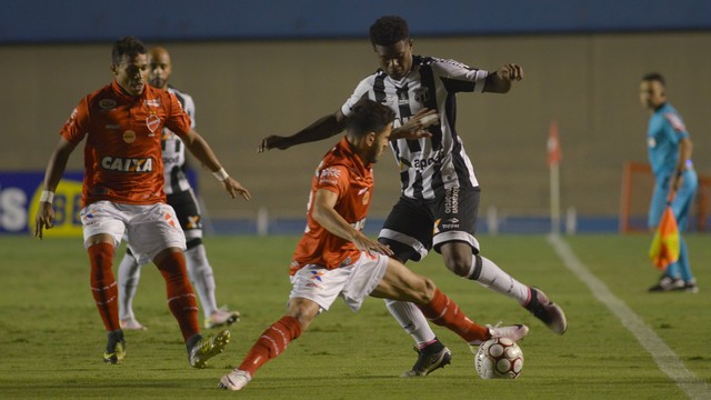 Lance do empate por 1 a 1 entre Vila e Ceará, pela Série B 2017, no Serra Dourada