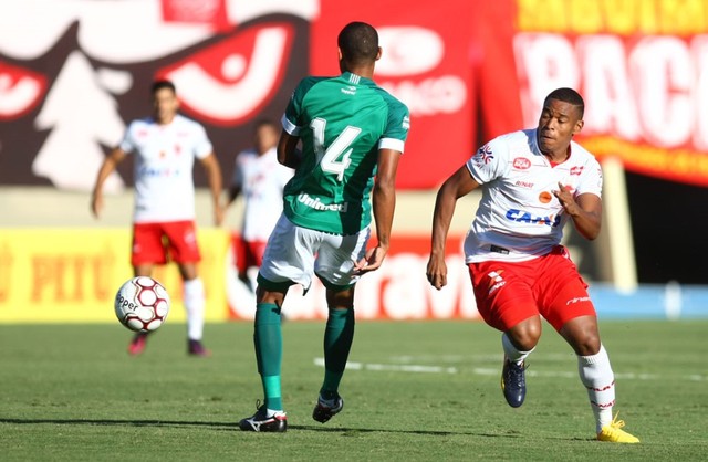 Meia Allan MIneiro foi um dos destaques do Vila Nova na vitória sobre o Goiás, por 2 a 0, no Serra Dourada, pela Série B 2017