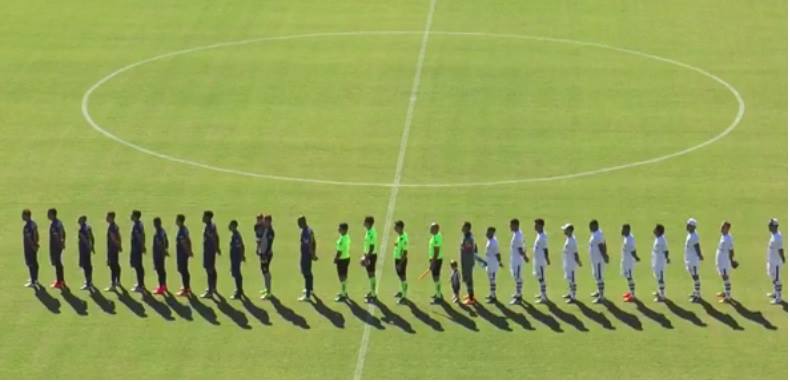 Jogadores de Goiânia e Evangélica perfilados no Estádio Olímpico