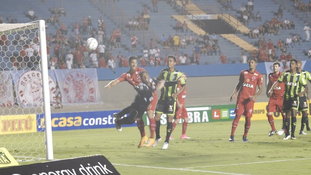Lance da vitória do Vila sobre o América (MG) por 2 a 0, no Serra Dourada, pela Série B 2017