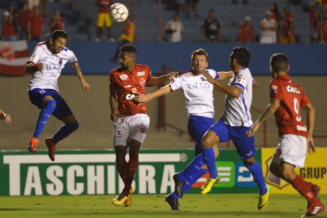 Lance da vitória do Vila Nova sobre o Paraná, por 3 a 2, no Serra Dourada, pela Série B 2017