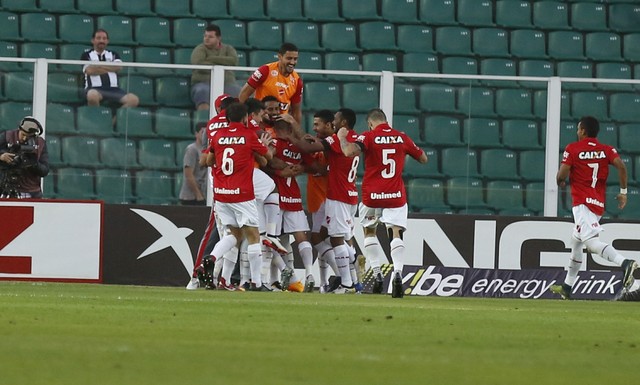 Jogadores do Vila Nova comemoram gol na Série B 2017