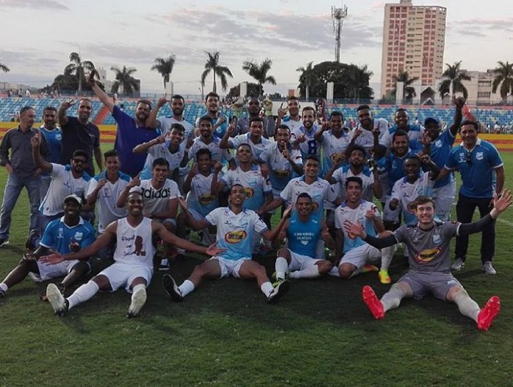 Festa do elenco do Grêmio Anápolis, que venceu o Goiânia e subiu para a primeira divisão goiana