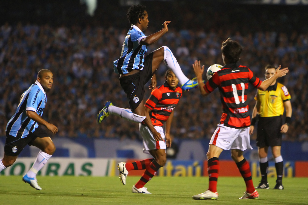 Lance de Grêmio e Atlético pela Série A do Brasileiro 2012