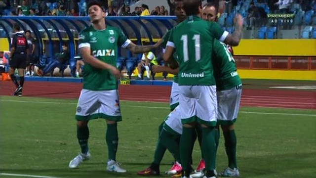 Jogadores do Goiás comemoram gol no Estádio Olímpico - Temporada 2017