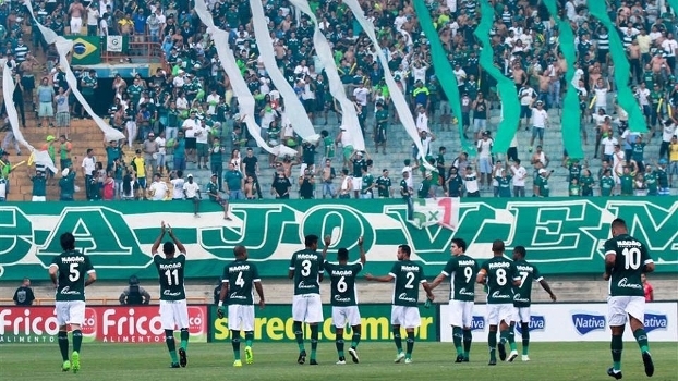 Time do Goiás saúda a torcida no Serra Dourada