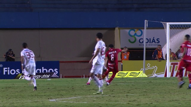 Lance da derrota do Vila para o Náultico, por 1 a 0, no Serra Dourada, pela Série B 2017