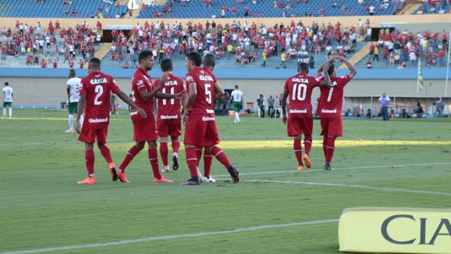 Jogadoes do Vila comemoram gol no Serra Dourada na Série B 2017