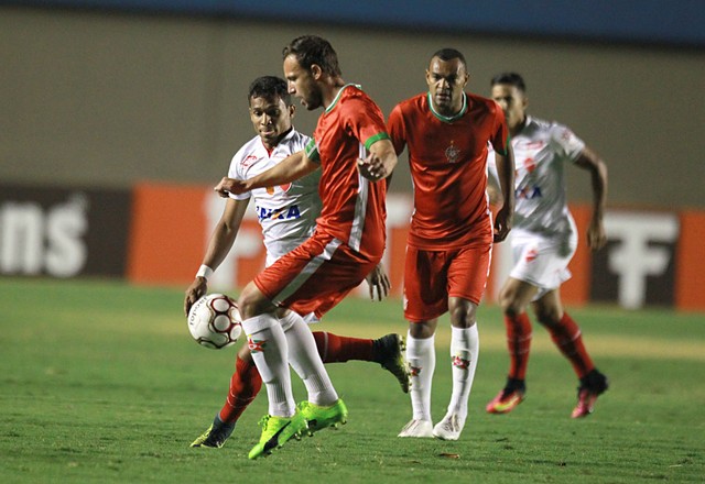 Lance do triunfo do Vila Nova sobre o Boa, por 1 a 0, no Serra Dourada, pela Série B 2017