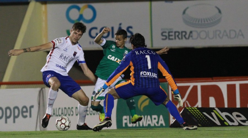 Lance da derrota do Goiás para o Paraná, por 1 a 0, no Serra Dourada, pela Série B do Brasileiro 2017